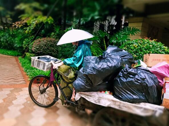 《雨中身影》 花间集 付小燕